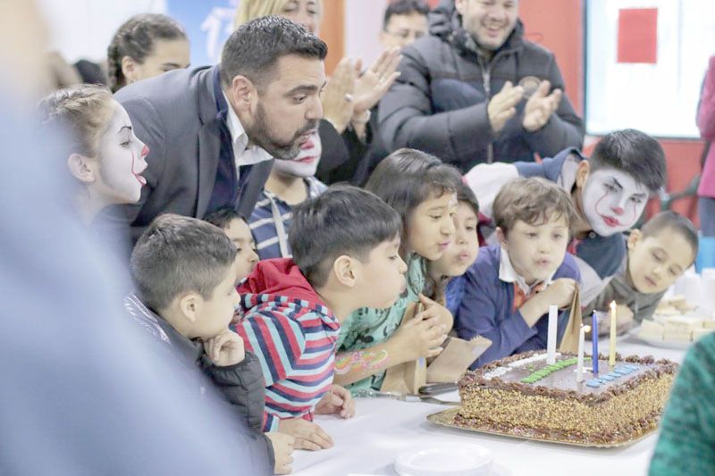 Vuoto homenajeó a niños nacidos el 12 de octubre