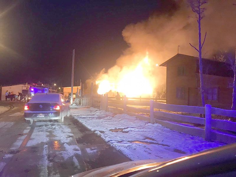 Mujer pelea por su vida tras incendio intencional en su vivienda