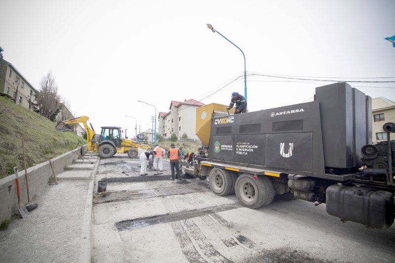La planta de asfalto móvil realiza bacheo en la ciudad