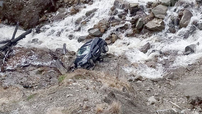 Un auto cayó en el Garibaldi y su conductor se salvó de milagro