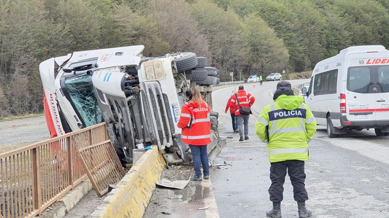 Camionero lesionado en espectacular incidente vial