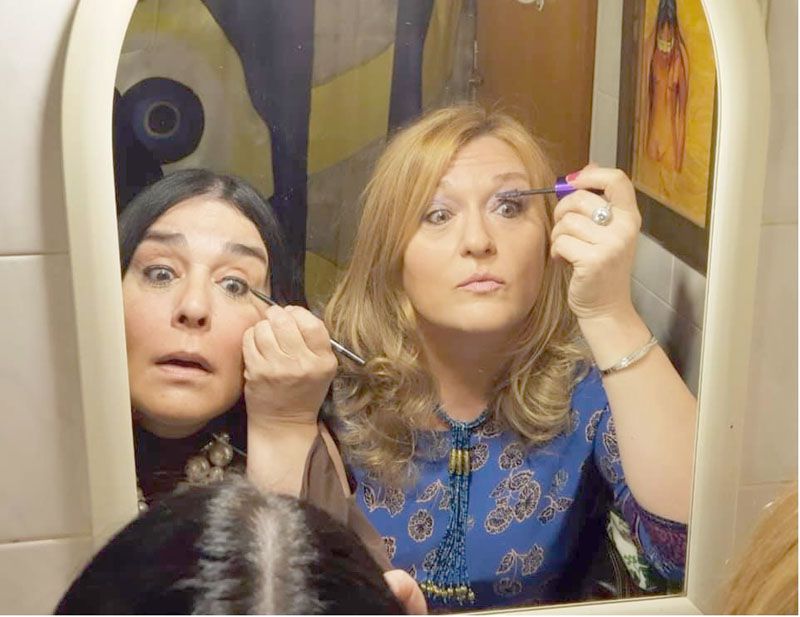 Sorprendidas trabajando