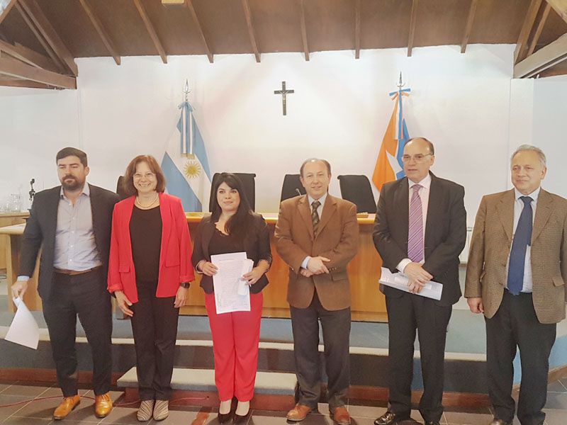Entrega de diplomas al 50%  