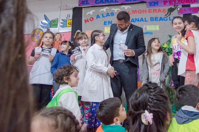 Vuoto recorrió la muestra “Nuestras Raíces” de la Escuela N° 16