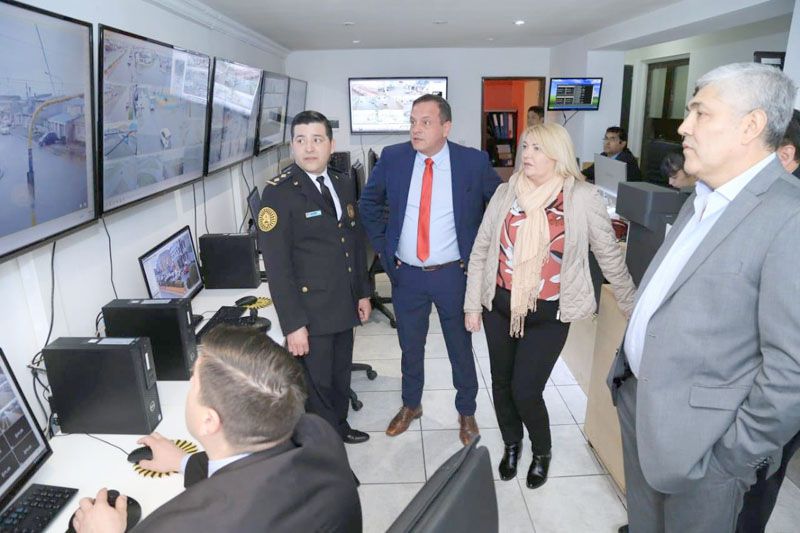 La Gobernadora visitó las instalaciones del centro de monitoreo de la policía