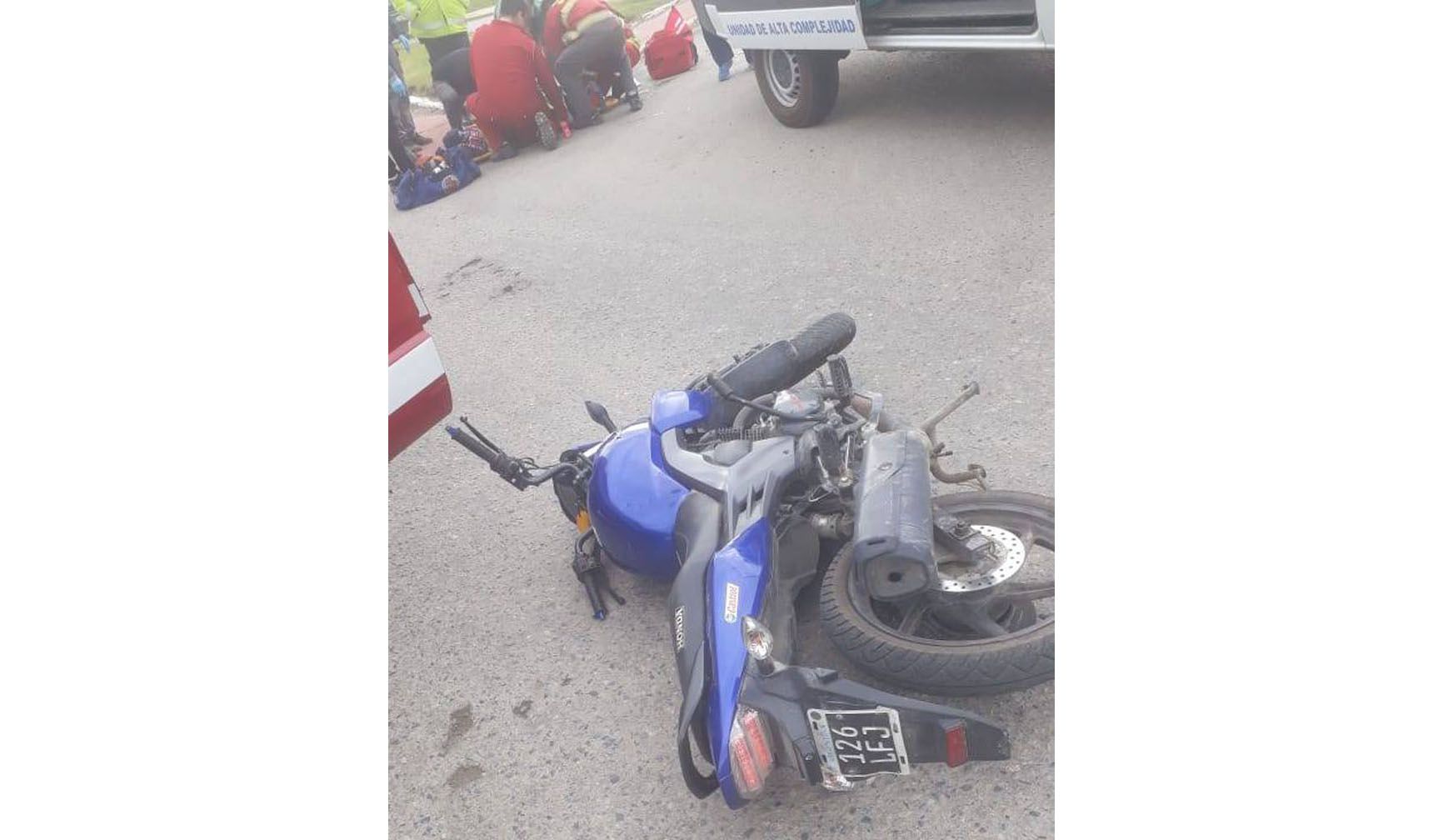 Un motociclista se cayó y se encuentra en grave estado