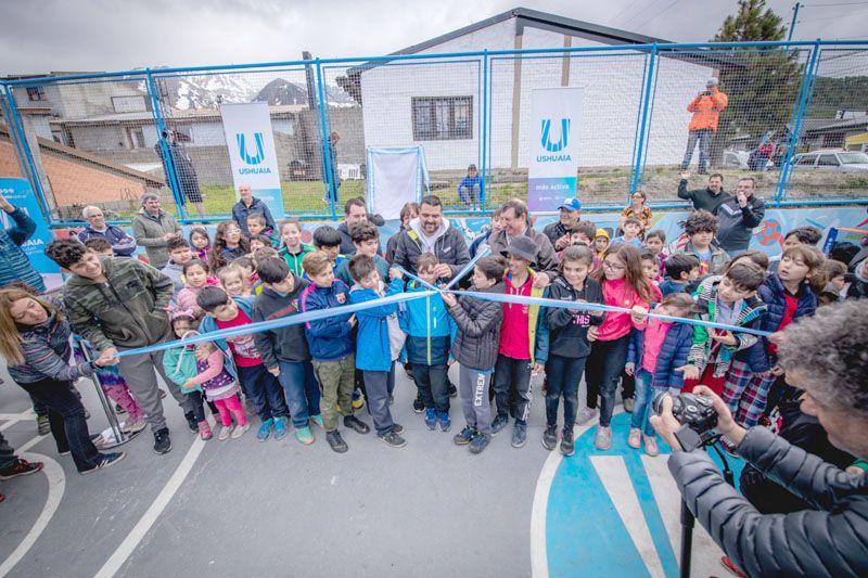 Se inauguró el playón deportivo del barrio Calafate
