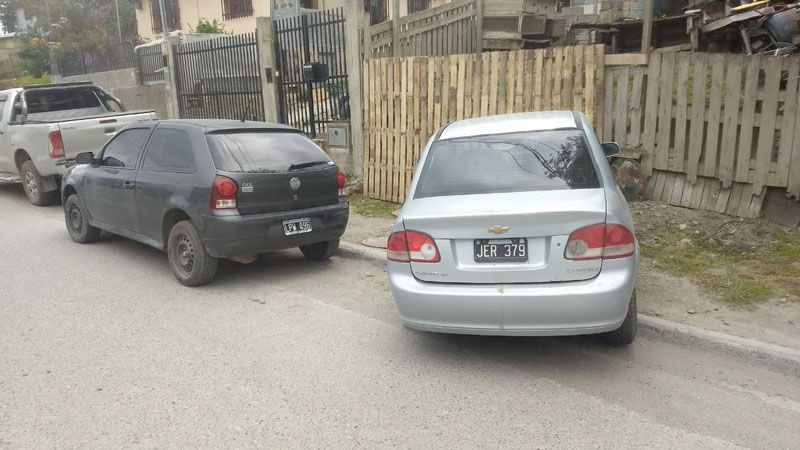 Una mujer chocó un auto estacionado y huyó