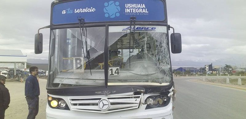 Un colectivo de la línea urbana chocó contra un camión