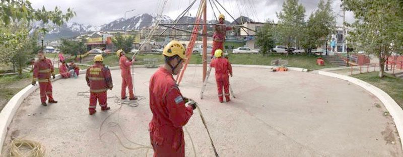 Bomberos invitan al encendido del árbol navideño