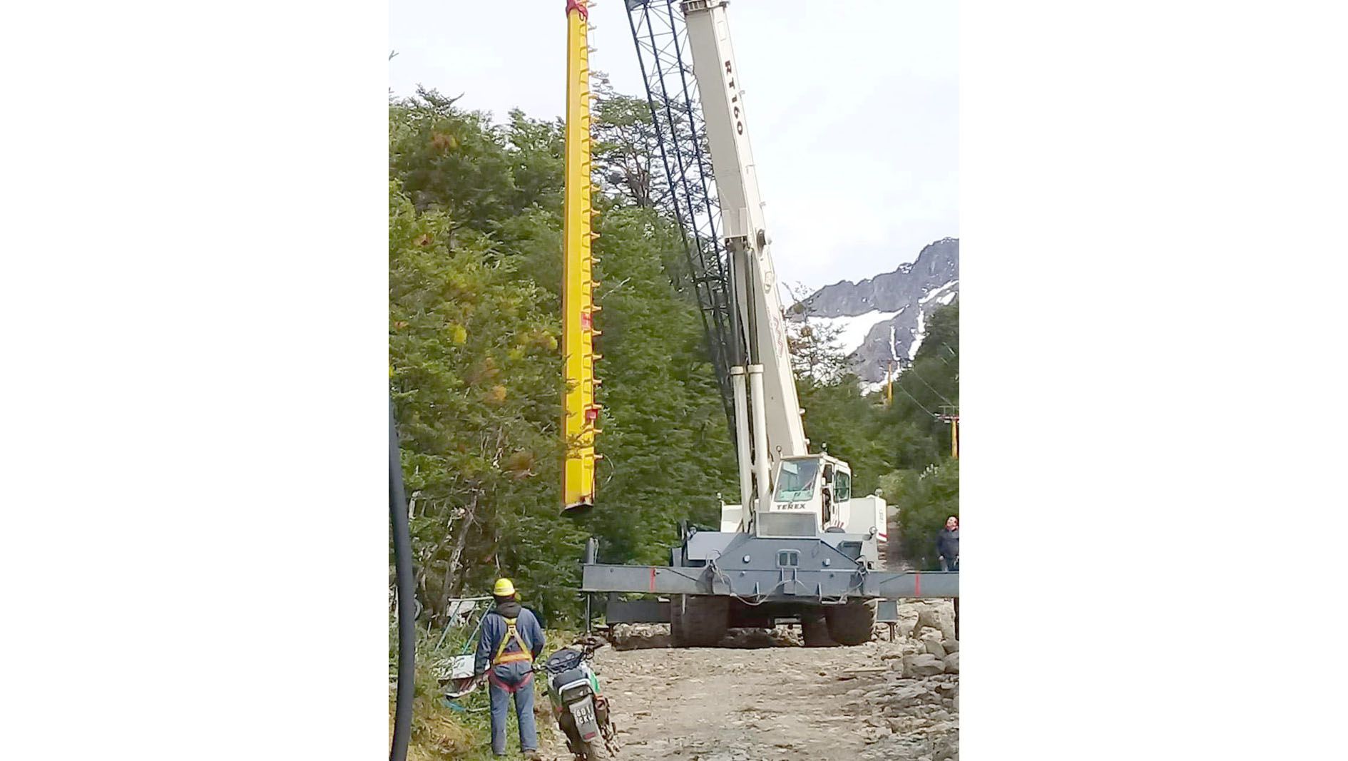 Comenzaron a desarmar la vieja aerosilla del Martial