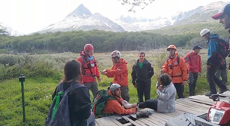 Rescatan a turista estadounidense lesionada en la montaña