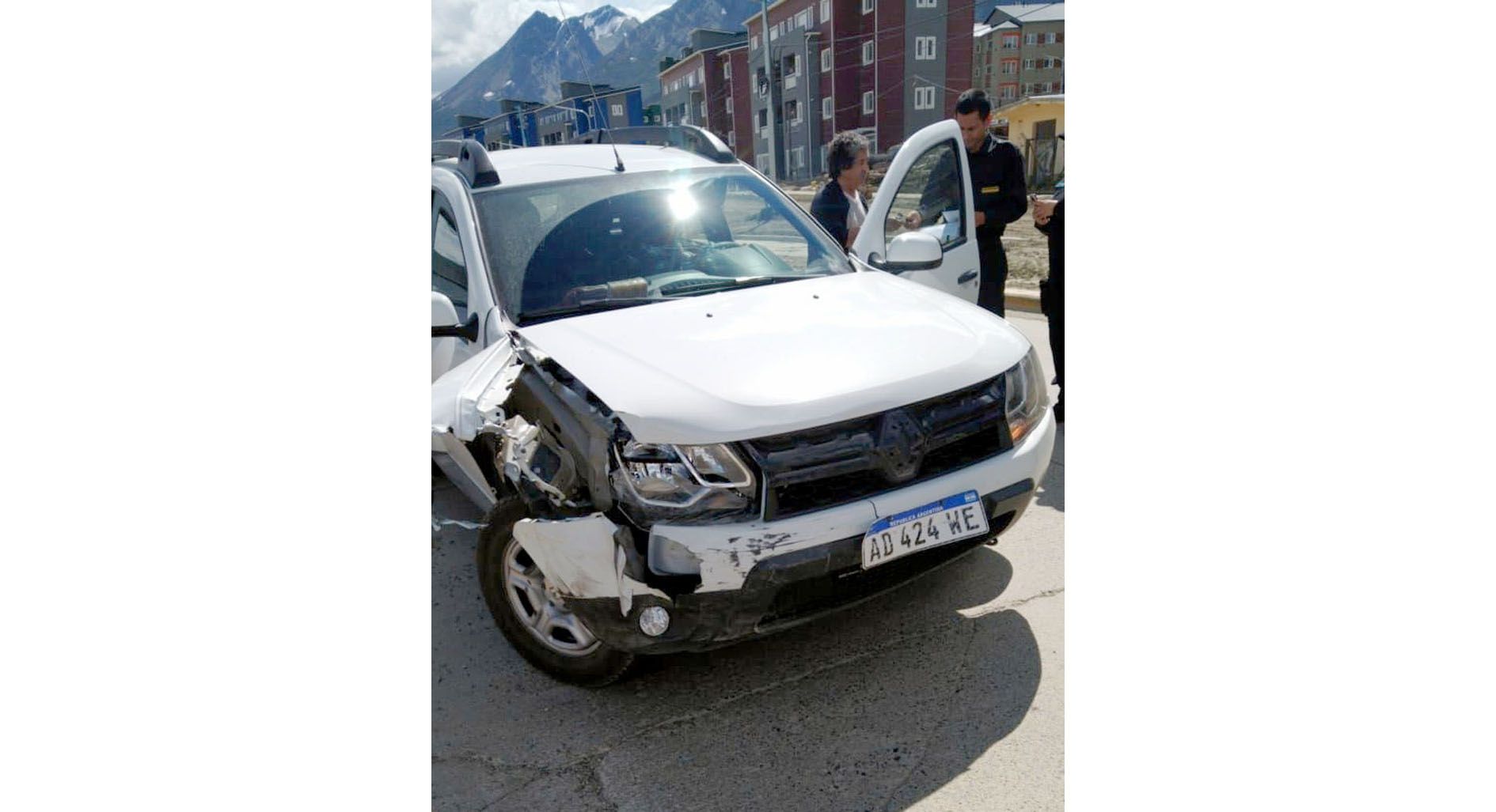 Chocan dos camionetas en Yrigoyen al 1300
