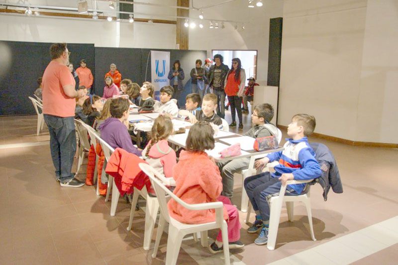 Gustavo Sala compartió herramientas del humor gráfico en Ushuaia