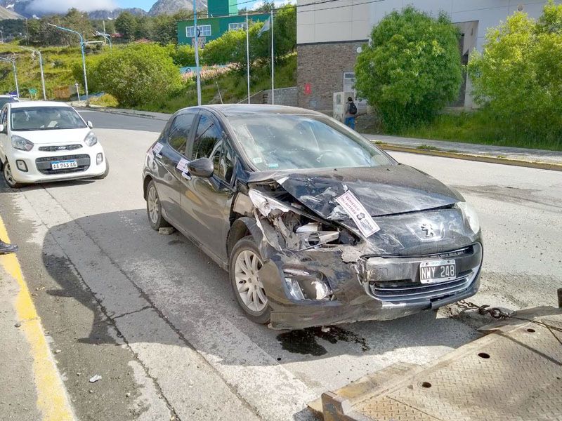 Chocó una camioneta estacionada en Alem al 100