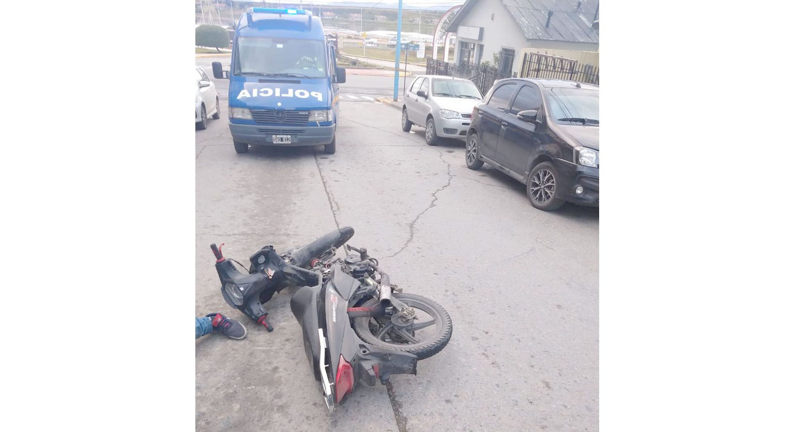 Manejaba una moto, se accidentó y luego lo detuvieron