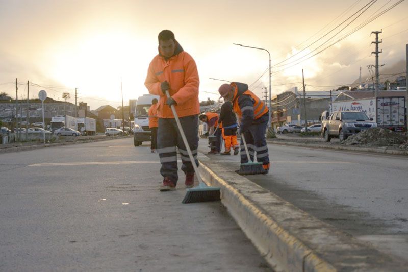Cuadrillas municipales realizan operativos de limpieza nocturna