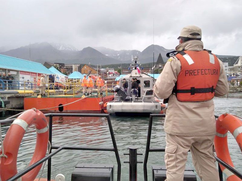 La Prefectura Ushuaia colaboró en la evacuación de una pasajera del Roald Admunsen