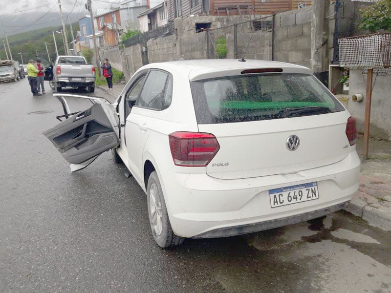 Estacionó, abrió la puerta y una camioneta la chocó