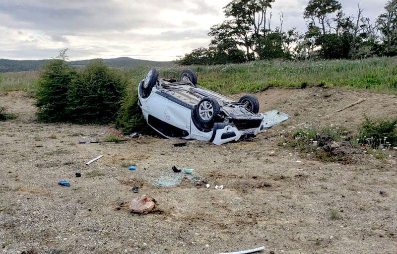 Despiste seguido de vuelco en la ruta 3 en cercanías de Tolhuin