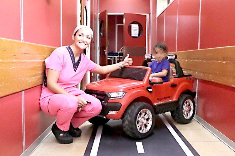 Pacientes pediátricos entran al quirófano en un auto eléctrico, para reducir el stress