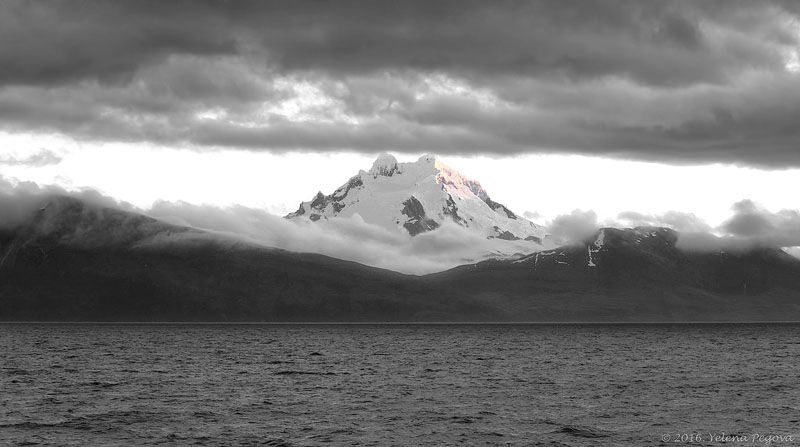 Alberto De Agostini se dispone a escalar el monte Sarmiento