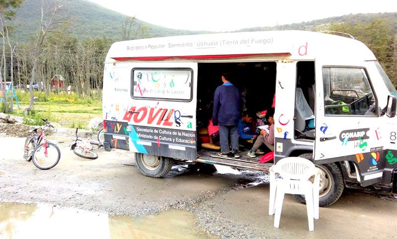 El ‘Bibliomóvil’ continúa acercando la lectura a niños y adultos de Ushuaia