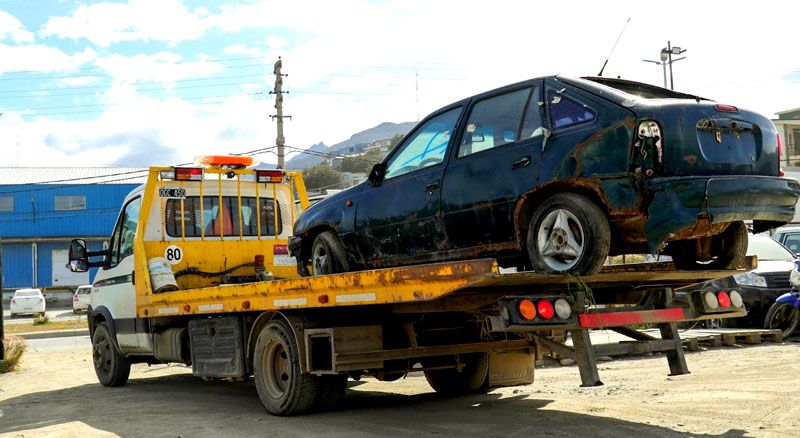 Trasladan vehículos abandonados en la playa de incautamiento