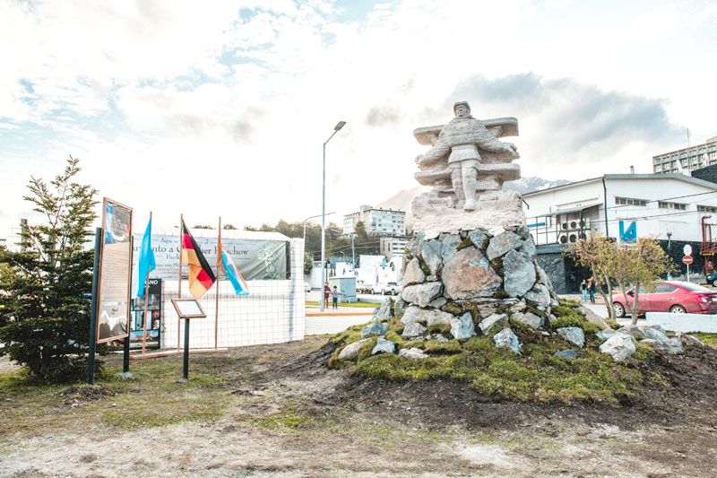 Se inauguró monumento a Gunther Plüschow