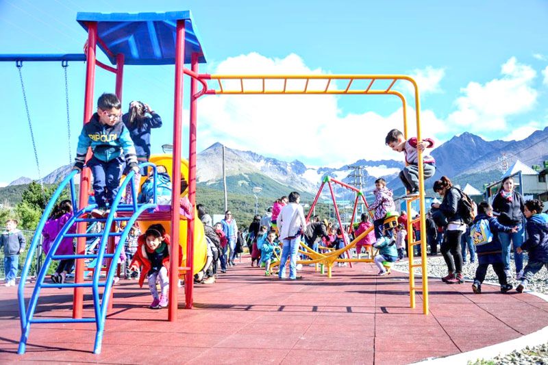 Vuoto inauguró la plaza Paseo de los Niños