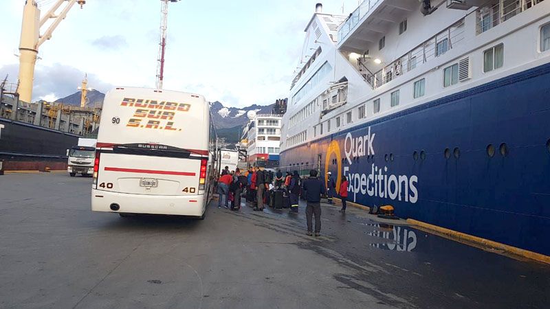 Por el riesgo de coronavirus evacuaron de Ushuaia a 400 pasajeros de un crucero antártico