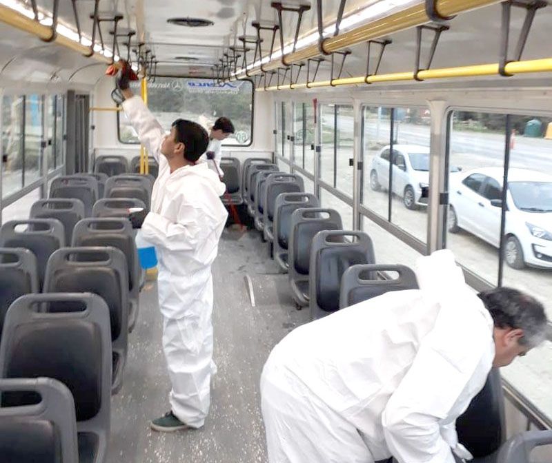 Ushuaia: Colectivos con frecuencia reducida y pasajeros sentados 