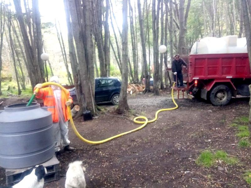 La Municipalidad de Ushuaia provee agua a vecinos sin servicio