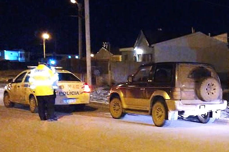 Un abogado violó la cuarentena y circulaba en una camioneta con patente chilena
