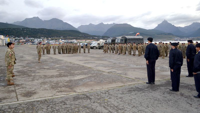 Infantes de Marina colaboran en la distribución de alimentos 
