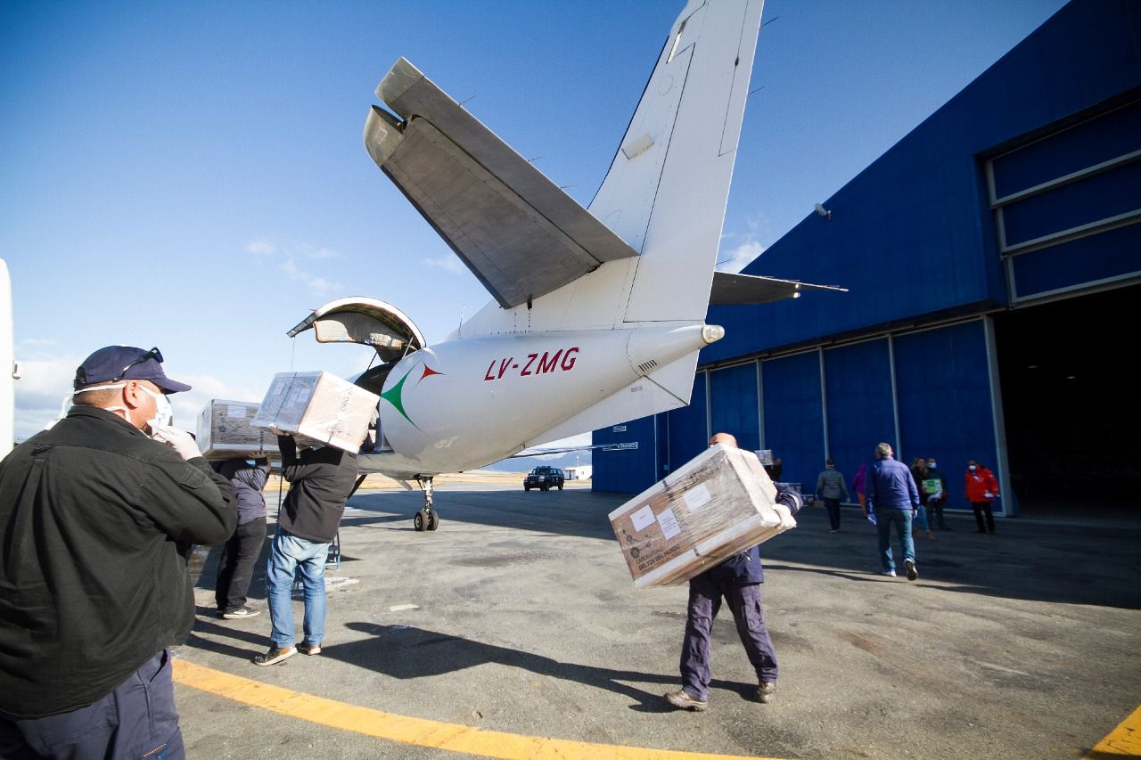 El avión sanitario traerá los insumos y el Arava lo distribuirá en la provincia