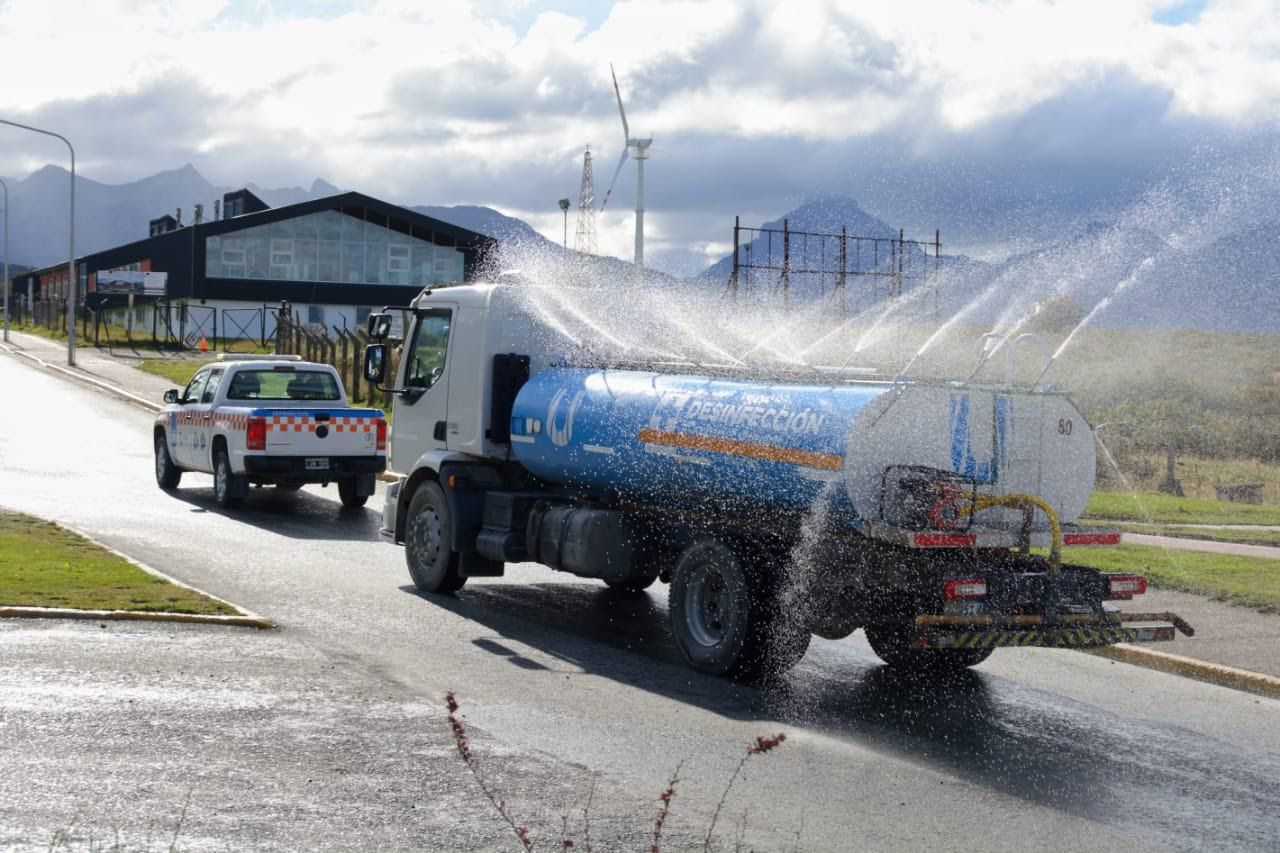La Municipalidad de Ushuaia sumó camiones a la desinfección de lugares públicos 