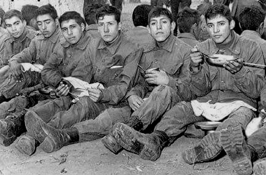 Algunos soldados argentinos piden comida a los kelpers 