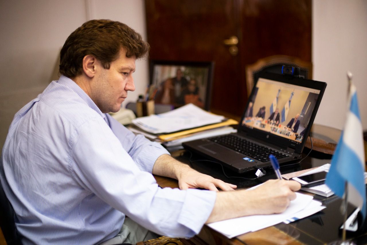 Melella firmó la adhesión al decreto nacional 