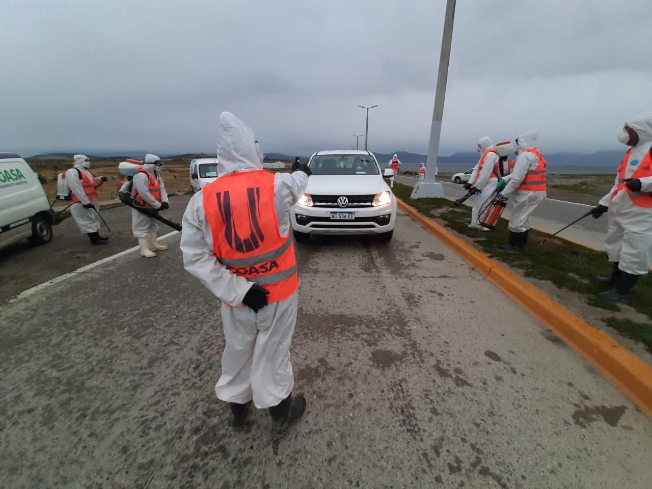 Desinfectaron a vehículos que buscaron pasajeros en el aeropuerto de Ushuaia 