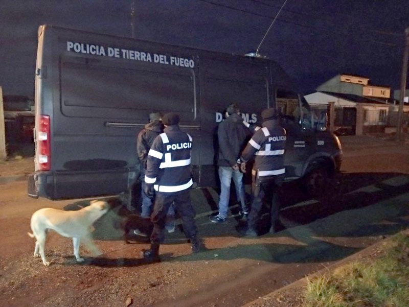 Detienen a 7 personas por infringir el DNU nacional