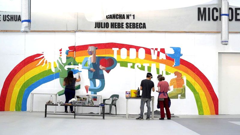 Pintan un mural en el gimnasio que integra el polo sanitario de Ushuaia