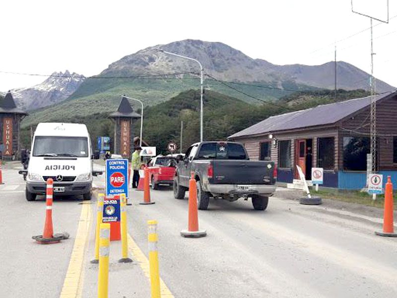 Indagaron a uno de los hombres que viajó desde Río Grande sin autorización en una combi de turismo