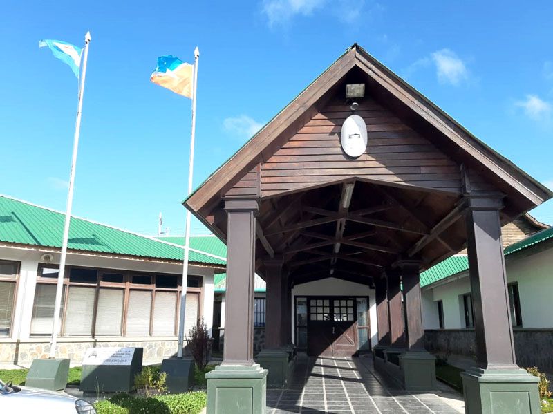 Un detenido mordió el dedo de un agente de la policía que lo custodiaba