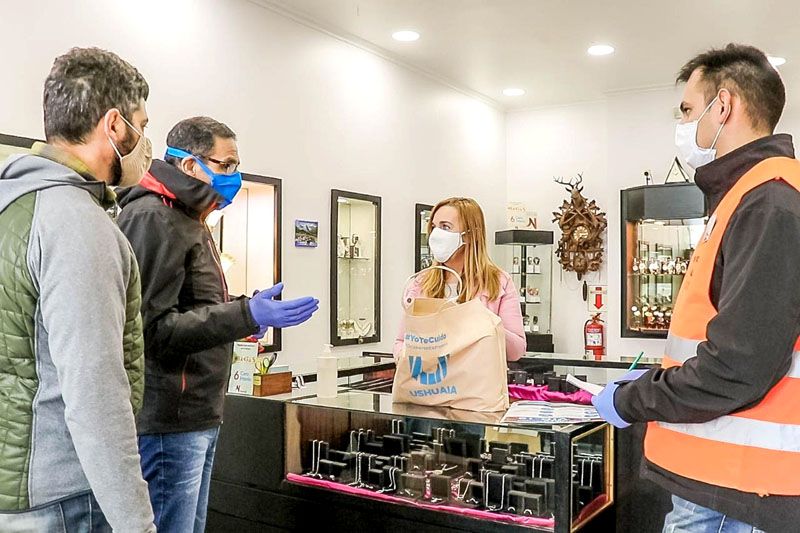 El Municipio de Ushuaia realizó una nueva entrega de elementos de desinfección a comercios