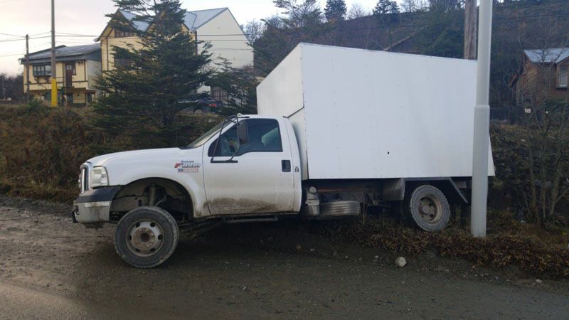 Dejo un camión en una pendiente y este se desplazó sin ocupantes