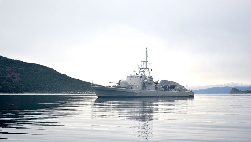 La lancha rápida ARA “Indómita” realiza adiestramiento de personal en el Canal Beagle