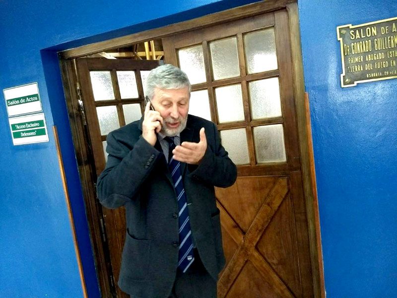 Abogado defensor se fue de un juicio dando un portazo