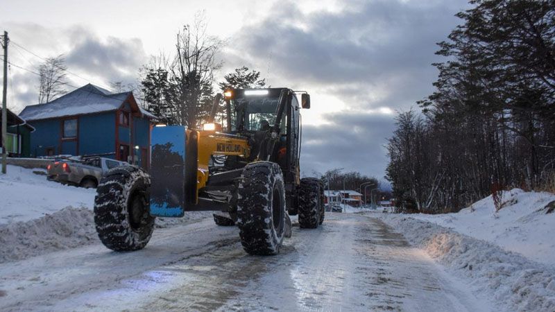 La Municipalidad realiza trabajos de despeje de nieve y enripiado de calles