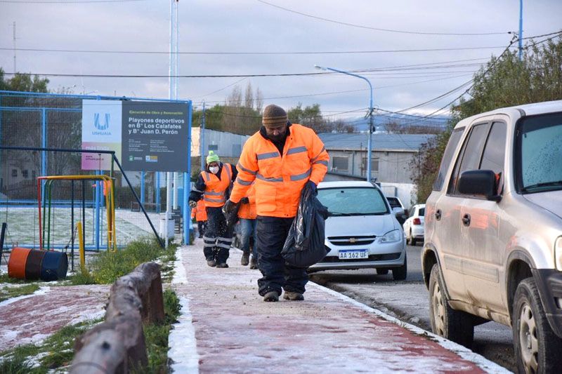 Avanza la limpieza de veredas, garitas y escaleras públicas